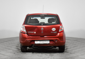 Подержанный автомобиль Renault Sandero 2010 года (6 фото)