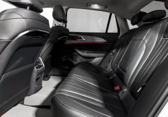 Подержанный автомобиль Hongqi H5 2023 года (13 фото)