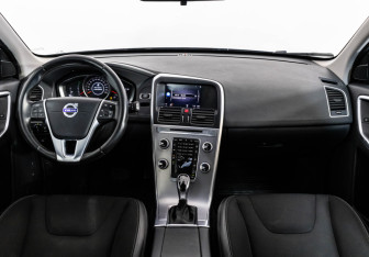 Подержанный автомобиль Volvo XC60 2017 года (10 фото)