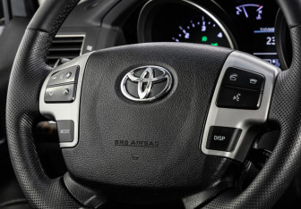 Подержанный автомобиль Toyota Land Cruiser Suv 2014 года (13 фото)