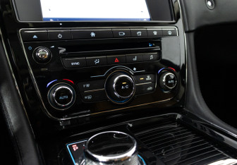 Подержанный автомобиль Jaguar XJ 2016 года (113 фото)