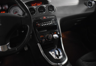 Подержанный автомобиль Peugeot 308 Hatchback 2012 года (18 фото)