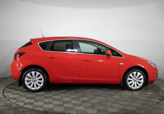 Подержанный автомобиль Opel Astra Hatchback 2012 года (4 фото)