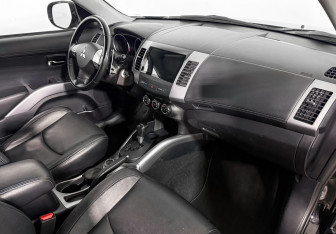 Подержанный автомобиль Mitsubishi Outlander 2012 года (13 фото)