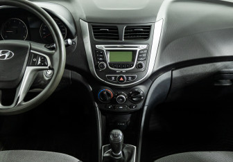 Подержанный автомобиль Hyundai Solaris Sedan 2013 года (14 фото)