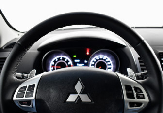 Подержанный автомобиль Mitsubishi Outlander 2010 года (14 фото)