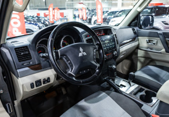 Подержанный автомобиль Mitsubishi Pajero 2017 года (12 фото)