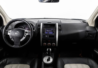 Подержанный автомобиль Nissan X-Trail 2013 года (10 фото)