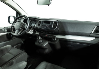 Подержанный автомобиль Peugeot Traveller 2019 года (9 фото)