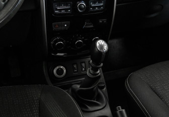 Подержанный автомобиль Nissan Terrano 2017 года (11 фото)