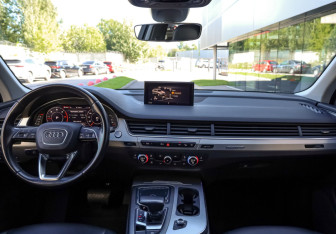 Подержанный автомобиль Audi Q7 2015 года (10 фото)