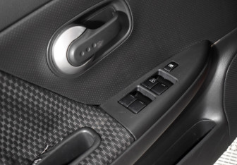 Подержанный автомобиль Nissan Note 2006 года (10 фото)