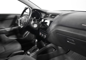 Подержанный автомобиль Kia Rio Sedan 2016 года (13 фото)