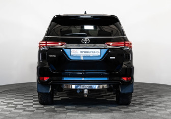 Подержанный автомобиль Toyota Fortuner 2018 года (6 фото)