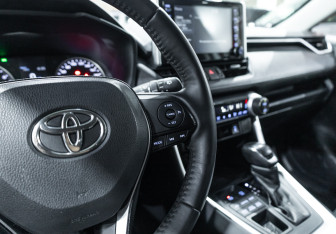 Подержанный автомобиль Toyota RAV4 2021 года (22 фото)