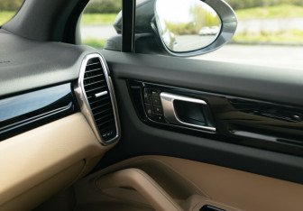 Подержанный автомобиль Porsche Cayenne 2020 года (30 фото)
