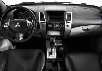 Подержанный автомобиль Mitsubishi Pajero Sport 2011 года (13 фото)