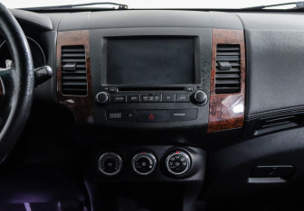 Подержанный автомобиль Mitsubishi Outlander 2009 года (14 фото)
