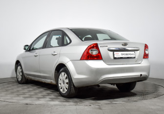 Подержанный автомобиль Ford Focus Sedan 2009 года (7 фото)