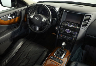 Подержанный автомобиль Infiniti QX70 2016 года (8 фото)