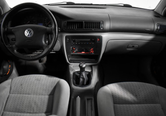 Подержанный автомобиль Volkswagen Passat Sedan 2000 года (13 фото)