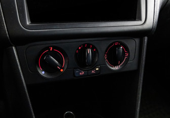 Подержанный автомобиль Volkswagen Polo Sedan 2012 года (13 фото)