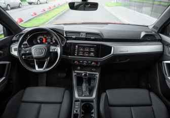 Подержанный автомобиль Audi Q3 2019 года (13 фото)