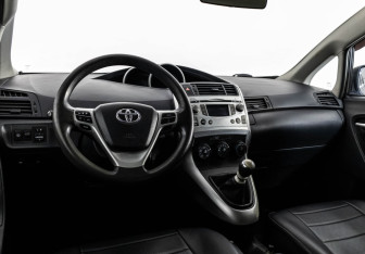 Подержанный автомобиль Toyota Verso 2011 года (11 фото)