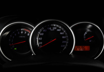 Подержанный автомобиль Nissan Tiida Hatchback 2010 года (17 фото)