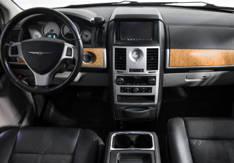 Подержанный автомобиль Chrysler Voyager 2008 года (14 фото)