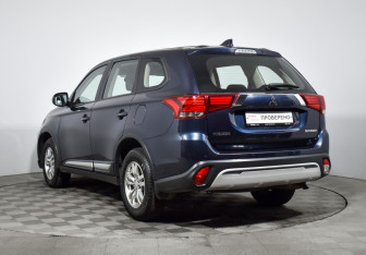 Подержанный автомобиль Mitsubishi Outlander 2019 года (7 фото)