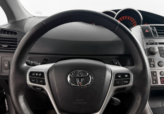 Подержанный автомобиль Toyota Verso 2010 года (16 фото)
