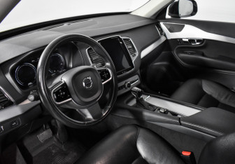 Подержанный автомобиль Volvo XC90 2019 года (9 фото)