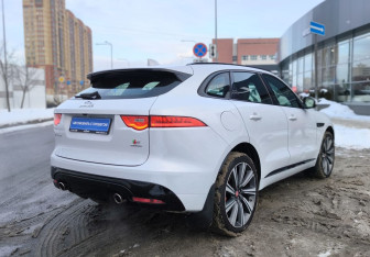 Подержанный автомобиль Jaguar F-Pace 2016 года (4 фото)