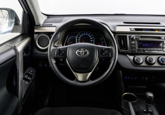 Подержанный автомобиль Toyota RAV4 2014 года (11 фото)