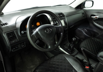 Подержанный автомобиль Toyota Corolla Sedan 2007 года (11 фото)