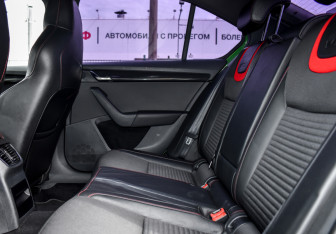 Подержанный автомобиль Skoda Octavia RS Liftback 2014 года (16 фото)