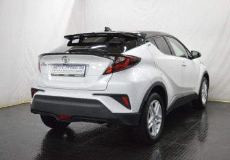 Подержанный автомобиль Toyota C-HR 2022 года (5 фото)