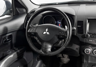 Подержанный автомобиль Mitsubishi Outlander 2012 года (15 фото)