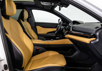 Подержанный автомобиль Changan UNI-V 2023 года (20 фото)