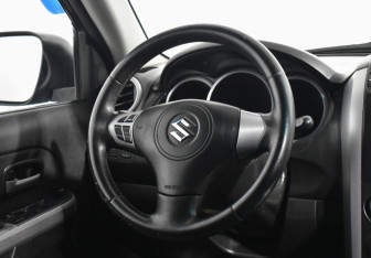 Подержанный автомобиль Suzuki Grand Vitara 2006 года (14 фото)
