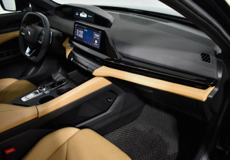 Подержанный автомобиль Changan UNI-V 2022 года (11 фото)