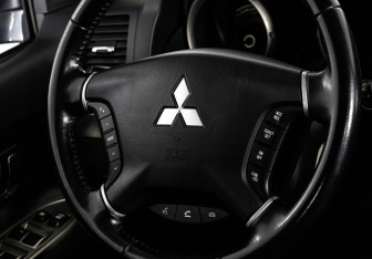 Подержанный автомобиль Mitsubishi Pajero 2017 года (13 фото)