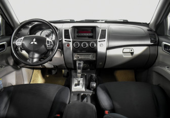 Подержанный автомобиль Mitsubishi Pajero Sport 2013 года (13 фото)