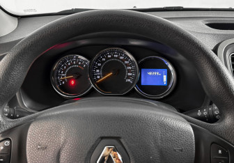 Подержанный автомобиль Renault Sandero 2018 года (15 фото)