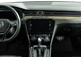 Подержанный автомобиль Volkswagen Passat Sedan 2017 года (14 фото)