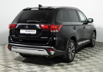 Подержанный автомобиль Mitsubishi Outlander 2019 года (5 фото)