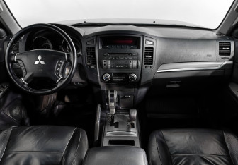 Подержанный автомобиль Mitsubishi Pajero 2011 года (16 фото)