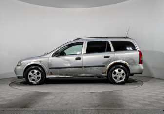 Подержанный автомобиль Opel Astra Sedan 2002 года (8 фото)