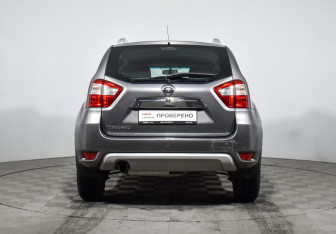 Подержанный автомобиль Nissan Terrano 2015 года (6 фото)